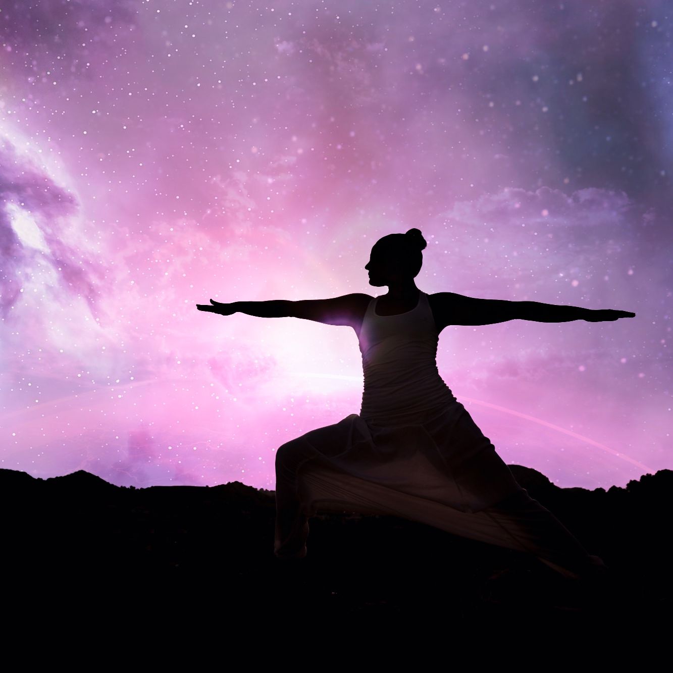 Femme qui fait du yoga sous la pleine lune. illustrant l'article, le blog, Pleine Lune De Septembre et Rituel Magique. 