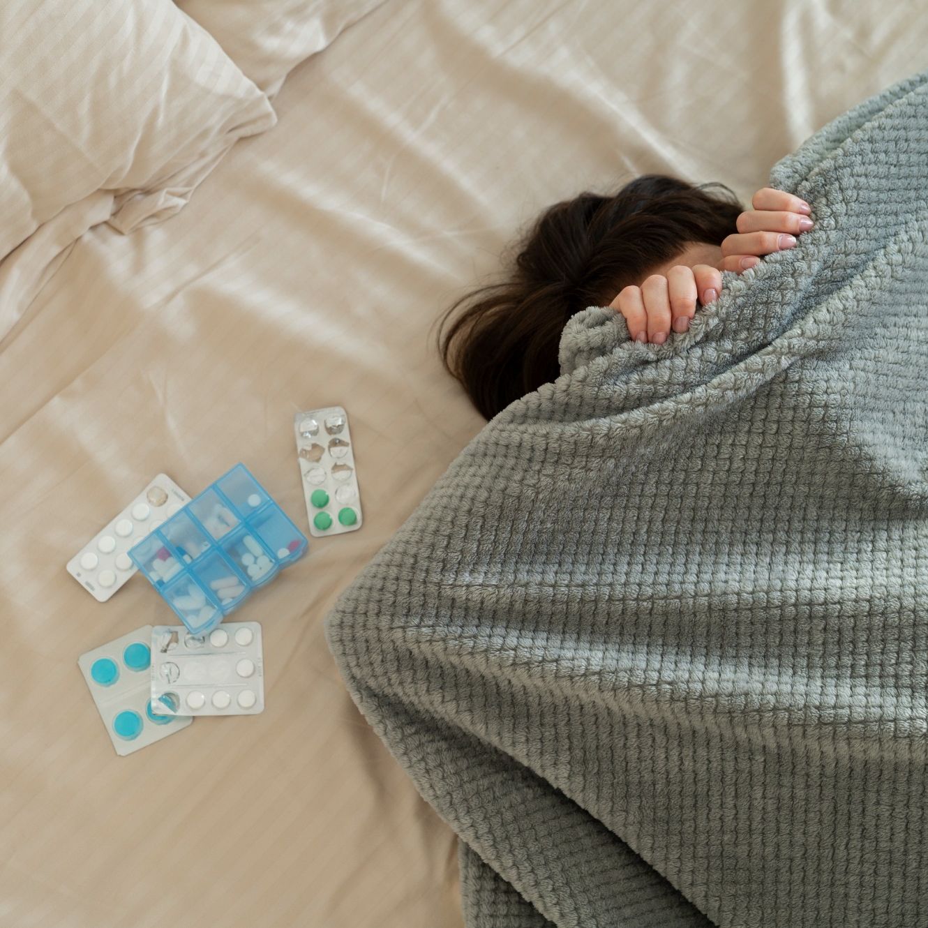 Femme sous un pled infectée par maladie sexuellement transmissible qui veux se soigner avec des produits naturels