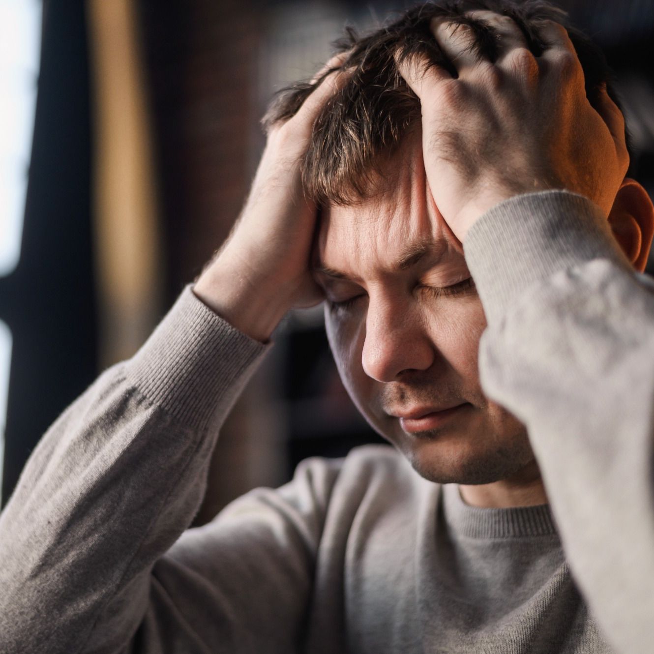 Homme qui ferme les yeux, se tient la tête car énervé, nerveux. Articles Les plantes au service du système nerveux